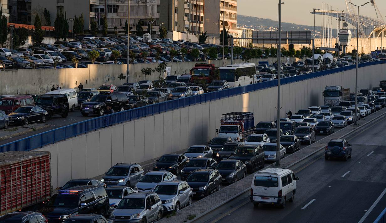 Kementerian Kesehatan Lebanon melaporkan setidaknya 72 orang tewas, termasuk tujuh anak-anak, dan 437 lainnya luka-luka akibat gelombang serangan Israel yang menargetkan wilayah selatan Lebanon serta kawasan ibu kota, Beirut. Tampak dalam foto, mobil-mobil terjebak kemacetan di jalan raya saat warga mengungsi akibat serangan udara Israel di Dahiyeh, pinggiran selatan Beirut, Lebanon, Kamis 5 Maret 2026. (AP Photo/Bilal Hussein)