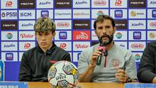 Pelatih Persis Solo, Leonardo Medina (kanan), ditemani Ryo Matsumura, saat mengikuti sesi konferensi pers pascalaga kontra Rans Nusantara FC di Stadion Maguwoharjo, Sleman, Selasa (6/12/2022). (Bola.com/Radifa Arsa)