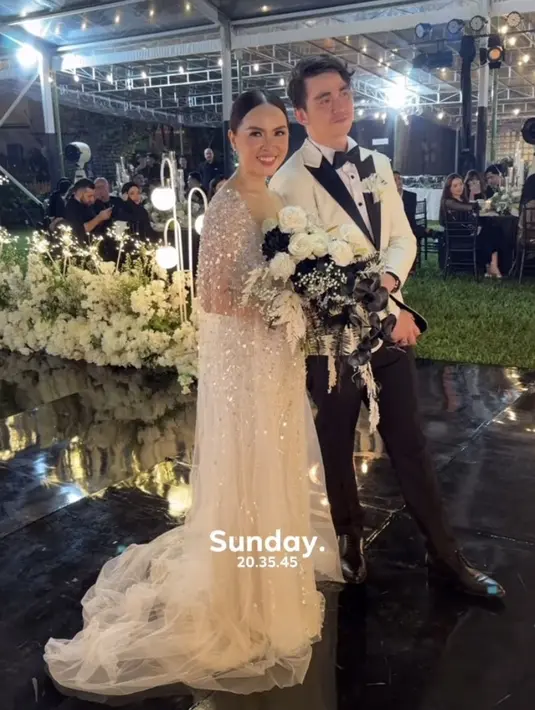 Sementara itu, Christ tampil dengan setelan jas putih dengan kerah hitam yang serasi dengan dasi kupu-kupunya. Dipadukan celana hitam.  [@yessicatiano]