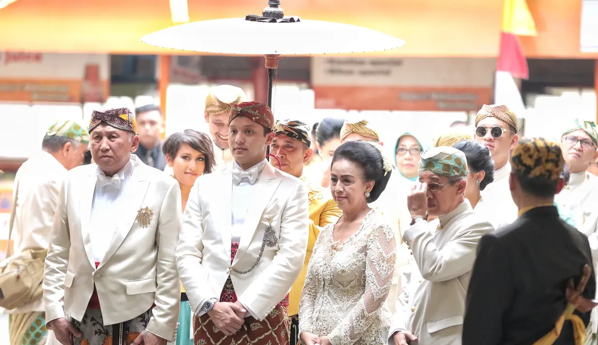 Moreno Suprapto resmi mempersunting Noorani Sukardi. Akad nikah Jumat (18/8) tertutup di kediaman mempelai perempuan. Noorani, anak mantan Menteri Negara BUMN Kabinet Gotong Royong, Laksamana Sukardi dan Rethy Wulur Sukardi. (Adrian Putra/Bintang.com)