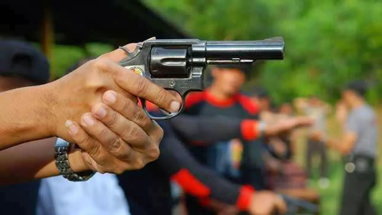 Bikin Ngakak! Ternyata 4 Polisi Ini Latihan Menembak Pakai Panci!