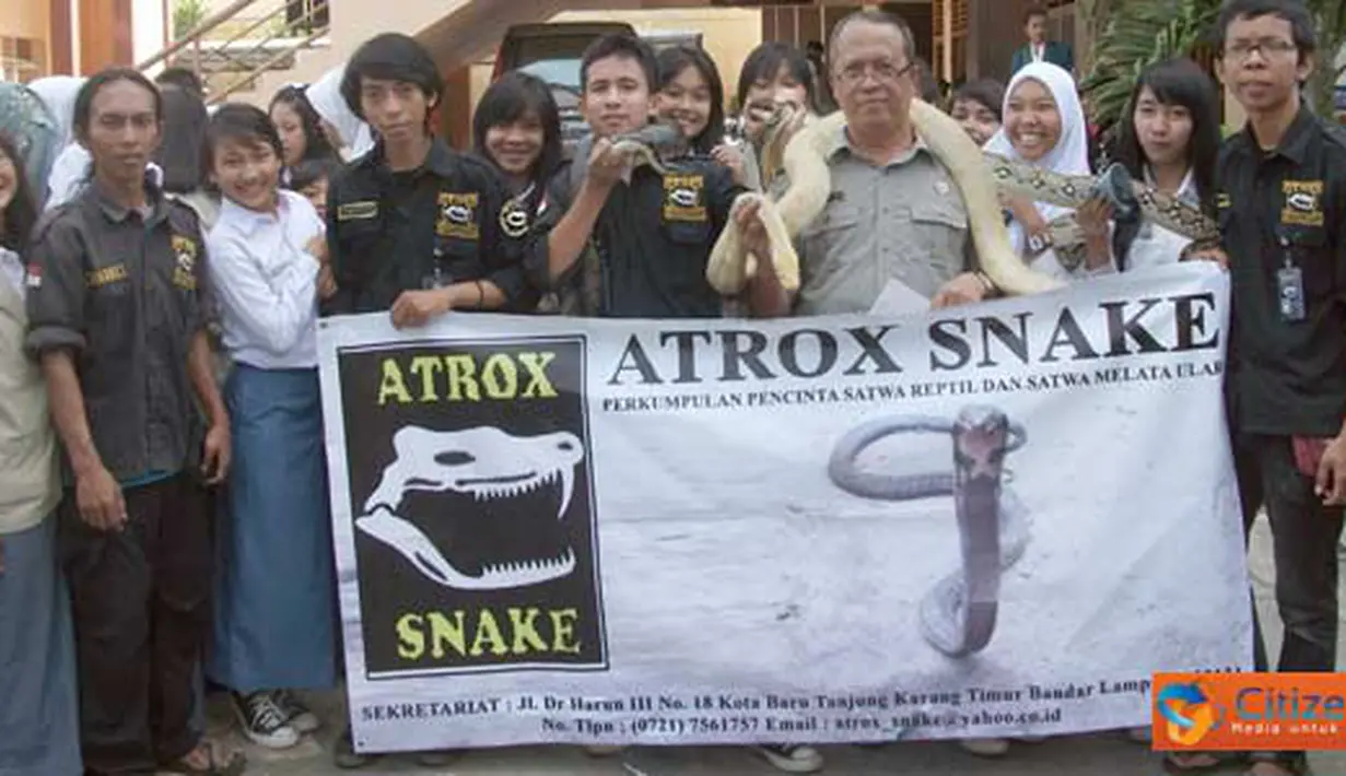 Citizen6, Lampung: Sosialisasi Hewan Ular di Sekolah SMA YP UNILA bersama perkumpulan pecinta satwa reptil dan satwa melata ular (ATROX). (Pengirim: Ervan Ario Prayogo)
