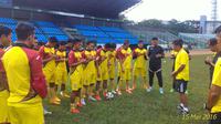 Para pemain Sriwijaya FC mengikuti latihan perdana di Stadion Siliwangi, Bandung, jelang laga perdana Piala Bhayangkara 2016. (Bola.com/Riskha Prasetya) 