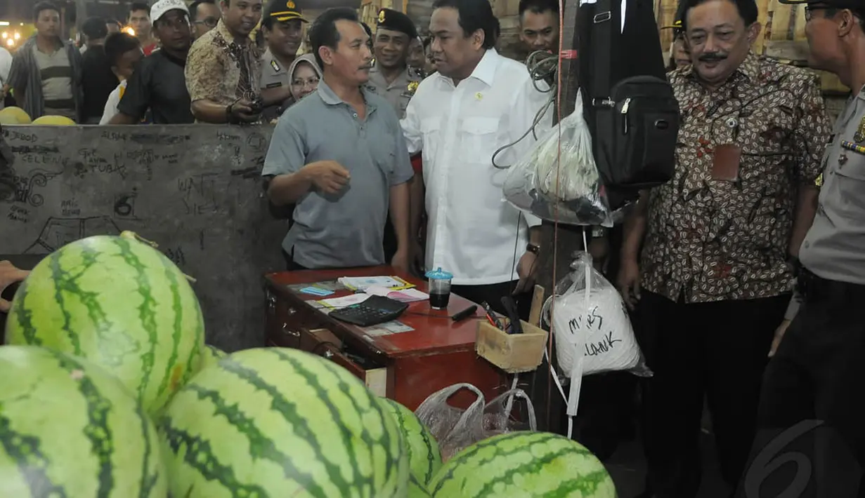 Menteri Perdagangan Rachmat Gobel saat melakukan blusukan ke Pasar Tanah Tinggi, Tangerang, Selasa (18/11/2014) malam. (Liputan6.com/Herman Zakharia)