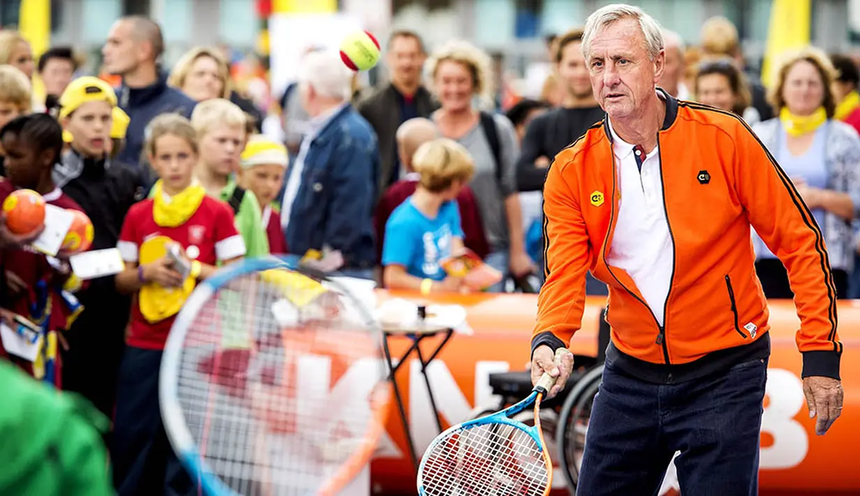 Johan Cruyff bermain tenis saat pembukaan Johan Cruyff Foundation di Amsterdam, Rabu (10/9/2014). Yayasan ini didirikan mantan bintang Belanda era 70an itu untuk membantu kaum disabilitas. (AFP/Koen Van Weel)