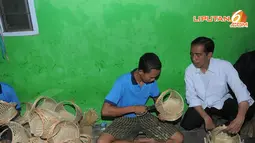 Jokowi menyempatkan untuk berbincang dengan perajin seputar industri kerajinan anyaman bambu di tempat tersebut (Liputan6.com/Herman Zakharia)