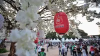Lampion menghiasi pohon berbunga sakura pada Jak-Japan Matsuri 2018 di Gelora Bung Karno, Senayan, Jakarta, Sabtu (8/9). Jak-Japan Matsuri 2018 kembali diselenggarakan selama dua hari, yakni Sabtu dan Ahad, 8-9 September. (Liputan6.com/Faizal Fanani)