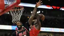 Aksi pemain Chicago Bulls, Justin Holiday (kanan) melakukan tembakan saat diadang pemain Miami Heat, James Johnson (kiri) pada laga NBA basketball game di United Center, Chicago, (26/11/2017). Miami Heat menang 100-93.  (AP/Paul Beaty)