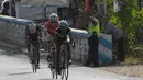 Rute lintasan etape 2 Internasional Tour De Banyuwangi Ijen didominasi jalan datar dan sesekali menanjak. Tampak, tiga pebalap mencoba menaklukan salah satu tanjakan di etape 2 ITdBI, (17/10/2014). (Liputan6.com/Helmi Fithriansyah)