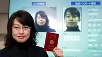 Seorang wanita memegang paspor Jepang. (AFP)