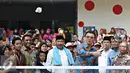 Gubernur DKI Jakarta, Basuki T Purnama saat bermain bulu tangkis usai meresmikan Ruang Publik Terpadu Ramah Anak (RPTRA) Tahap II di Cengkareng Timur, Jakarta Barat, Kamis (18/2). (Liputan6.com/Immanuel Antonius)