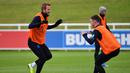 Striker Inggris Harry Kane (kiri) dan bek  Declan Rice (kanan) melakukan pemanasan saat mengikuti sesi latihan tim di St George's Park di Burton-on-Trent (6/9/2019). Inggris akan bertanding melawan Bulgaria pada grup A kualifikasi Euro 2020 di stadion Wambley. (AFP Photo/Paul Ellis)