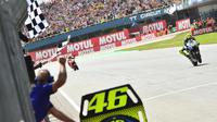 Pebalap Yamaha, Valentino Rossi, saat mengalahkan Marc Marquez untuk memenangi balapan MotoGP Assen 2015. (MotoGP)