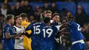 Pemain Chelsea, Trevoh Chalobah dengan pemain Tottenham Hotspur, Rodrigo Bentancur bertengkar dalam laga lanjutan Liga Inggris 2024/2025 yang berlangsung di Stamford Bridge, London, Kamis (03/04/2025) waktu setempat. (AFP/Glyn Kirk)