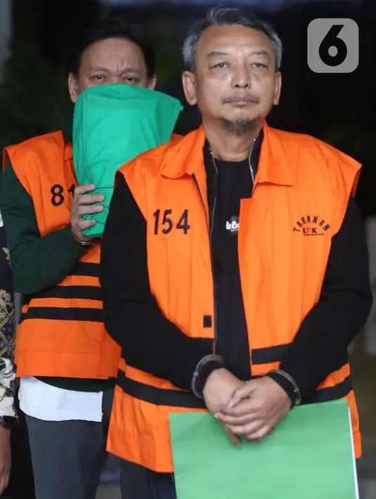 I Wayan Eka Mariarta beserta Wakil Ketua PN Depok, Bambang Setyawan, dan seorang juru sita tertangkap dalam Operasi Tangkap Tangan (OTT) KPK pada Kamis, 5 Februari 2026. Tampak dalam foto, tersangka kasus dugaan korupsi sengketa lahan, I Wayan Eka Mariarta (depan), usai menjalani pemeriksaan lanjutan di Gedung Merah Putih Komisi Pemberantasan Korupsi (KPK), Jakarta, Selasa (5/5/2026). (Liputan6.com/Helmi Fithriansyah)