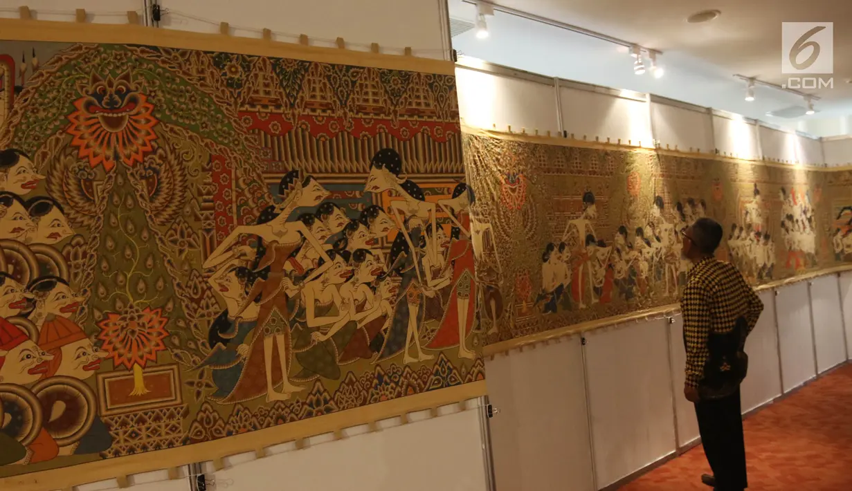 Pengunjung mengamati karya-karya Panji dalam Festival Panji Internasional di Perpustakaan Nasional, Jakarta, Selasa (10/7). Festival Panji ini bertujuan membangkitkan kembali budaya Panji yang mulai pudar. (Liputan6.com/Arya Manggala)