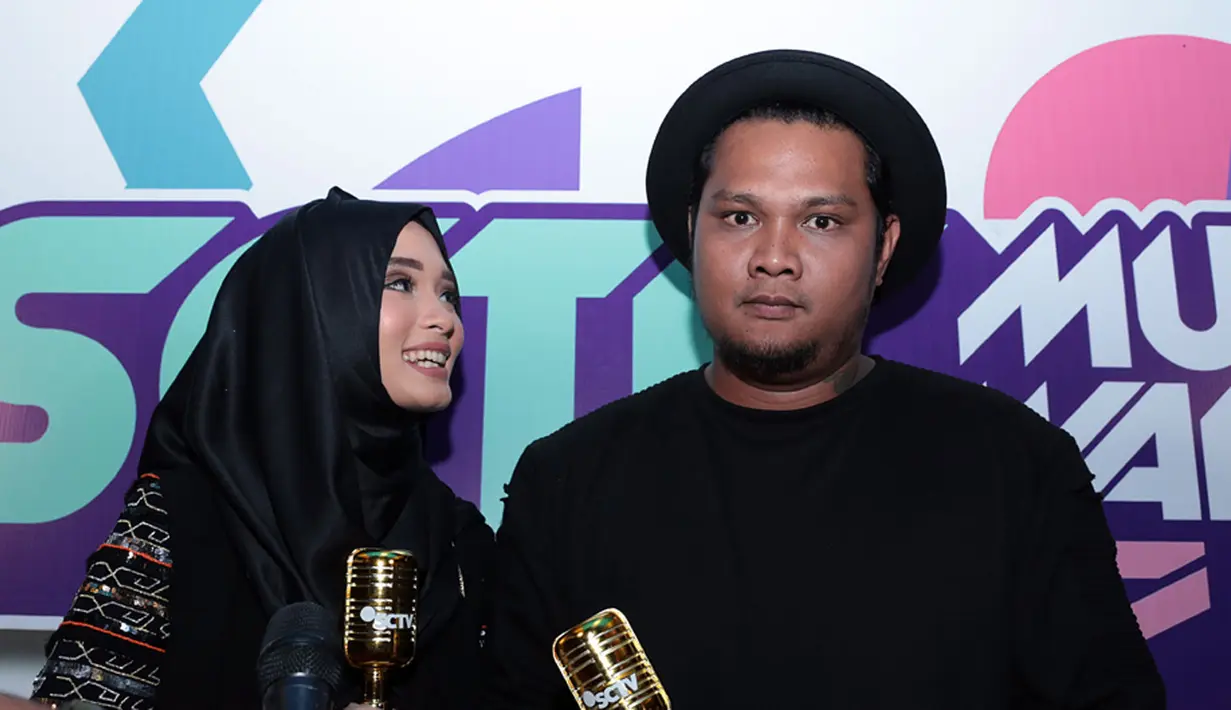 "Oh iya Kebetulan nanti ulang tahun. Jadi ini kado buat dia. Pas banget ultahnya yang kedua, pialanya juga ada dua," ungkap Virgoun, di Studio 6 Emtek City, Daan Mogot, Jakarta Barat. (Deki Prayoga/Bintang.com)