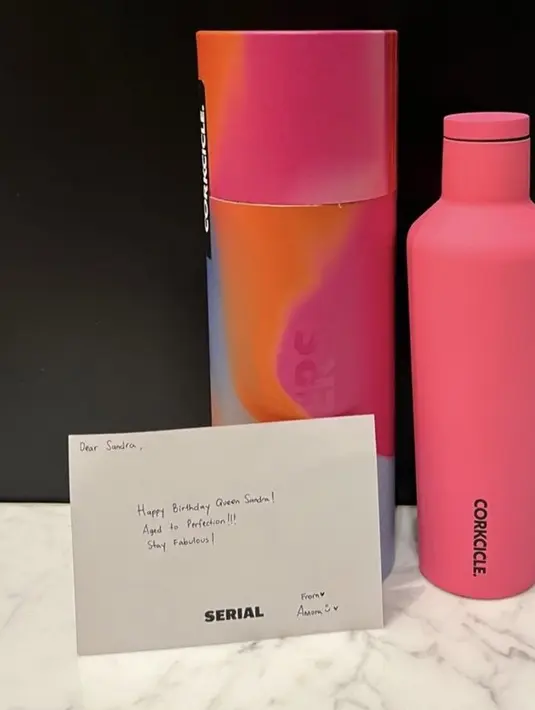 Sandra juga mendapatkan tumbler Corkcicle pink yang sedang hits. Harga tumbler tersebut berkisar Rp1 jutaan. [@sandradewi88]