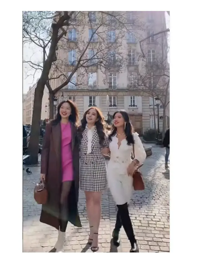 7 Gaya Penampilan Agatha Chelsea saat di Paris, Stylish dan Curi Perhatian