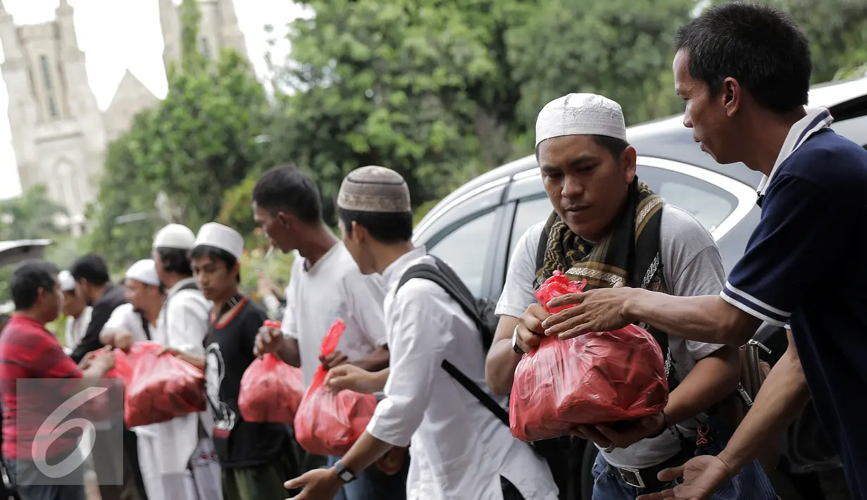 Peserta aksi damai 212 bergotong royong mengangkut makanan di halaman Masjid Istiqlal, Jakarta, Kamis (1/12). Rencananya, ratusan ribu umat Islam akan melakukan aksi super damai 212 di halaman Monumen Nasional Jakarta. (Liputan6.com/Helmi Fithriansyah)