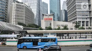 Kendaraan melintas dekat proyek revitalisasi halte TransJakarta Gelora Bung Karno (GBK), Jakarta Pusat, Senin (25/7/2022). PT TransJakarta terus mengebut proyek konstruksi revitalisasi sembilan halte yang akan berlangsung sekitar enam bulan dan akan difungsikan kembali secara bertahap sampai dengan dirampungkan secara keseluruhan pada Desember 2022. (merdeka.com/Iqbal S Nugroho)