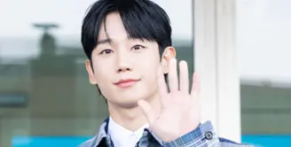 Jung Haein akan menghadiri &ldquo;Dior Holiday Season Event' pada 6 November di ION Orchard, Singapura. Saat berangkat dari bandara Incheon, Korea in pun tampil dengan gaya semi formal. [Dior]