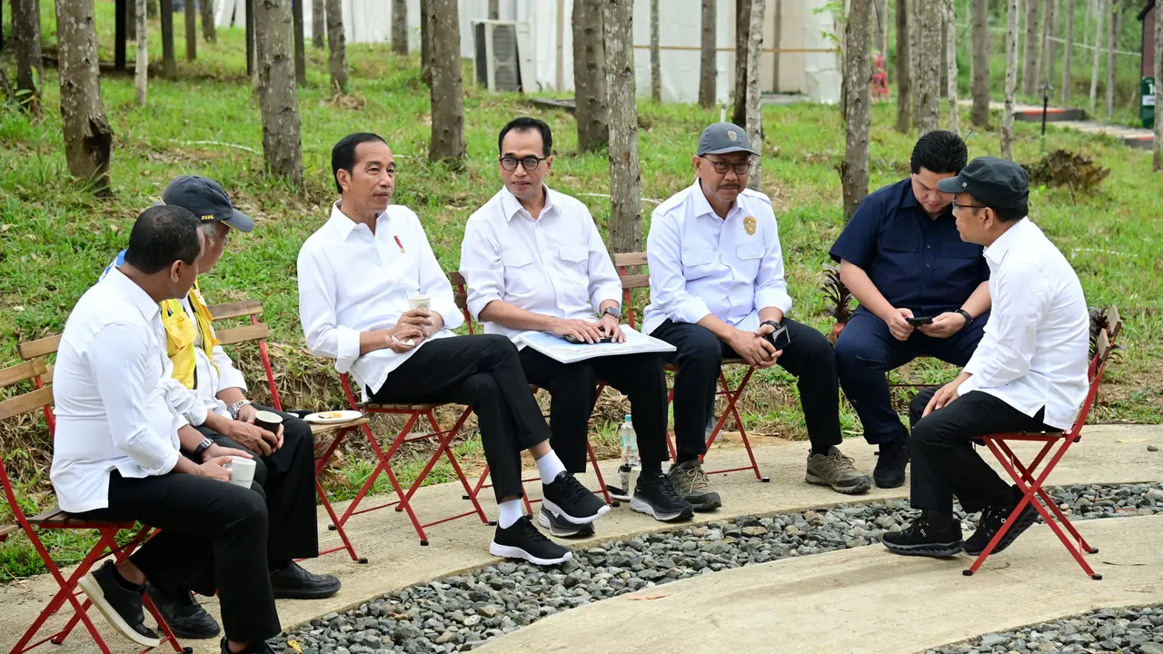 Presiden Joko Widodo (Jokowi) sarapan di IKN Nusantara dengan sejumlah menteri