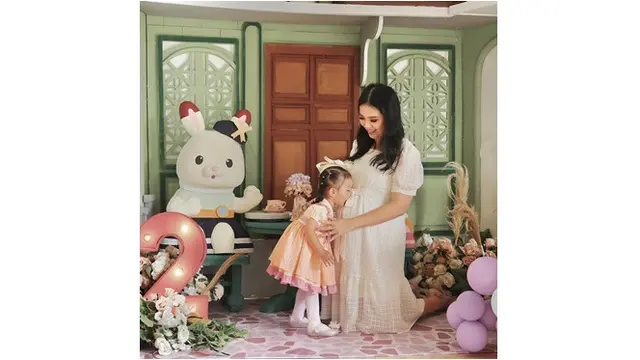 6 Potret Baby Bump Chef Devina Hermawan di Kehamilan Ketiga, Tetap Menawan