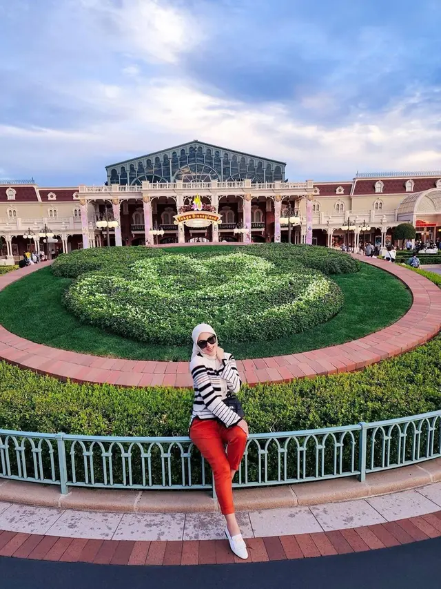 Potret Syahrini Liburan Bareng Ponakan ke Disneyland Tokyo Ini Seru Banget