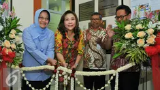Dr. Ratna Dwi R Dirut Medik dan Pelayanan RSCM (kiri) dan Elin Waty Presiden Direktur PT Sun Life Financial saat meresmikan Poliklinik Edukasi Diabetes Melitus Terpadu di RSCM, Jakarta, Rabu (8/6). (Liputan6.com/Yoppy Renato)