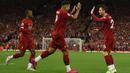 Para pemain Liverpool merayakan gol yang dicetak Roberto Firmino ke gawang Norwich pada laga Premier League di Stadion Anfield, Liverpool, Jumat (9/8). Liverpool menang 4-1 atas Norwich. (AFP/Oli Scarff)
