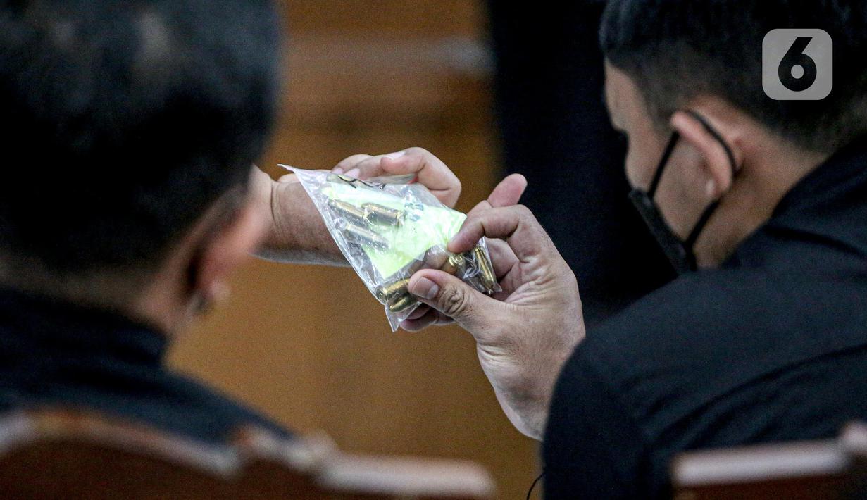 Jaksa menunjukkan barang bukti peluru dalam sidang lanjutan kasus pembunuhan Brigadir Yosua Hutabarat atau Brigadir J dengan terdakwa Ferdy Sambo dan Putri Chandrawathi di PN Jakarta Selatan, Jakarta, Selasa (22/11/2022). Senjata itu ditampilkan di hadapan hakim dan empat orang ajudan Ferdy Sambo yang diminta untuk mengenali senjata tersebut, mulai dari jenis hingga kepemilikannya. (Liputan6.com/Faizal Fanani)