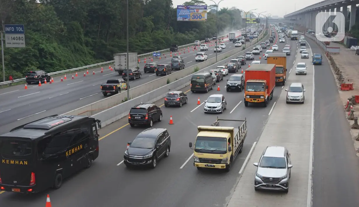Kendaraan melintasi ruas tol Jagorawi di Jakarta, Rabu (20/11/2019). Badan Pengatur Jalan Tol (BPJT) Kementerian PU dan Perumahan Rakyat (PUPR) memastikan akan ada kenaikan tarif 17 ruas tol (total 21 ruas) pada 2019. (Liputan6.com/Immanuel Antonius)