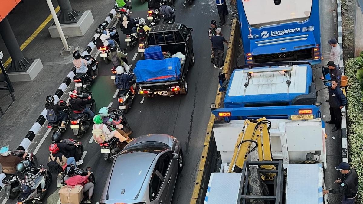 Bus Transjakarta Tabrak Separator di Cikoko, Lalu Lintas Macet
