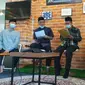 Walikota Serang, Syafrudin (memegang map kuning), Meluruskan Surat Imbauan Larangan Warteg Buka Siang Hari Selama Ramadan. (Minggu, 18/04/2021). (Liputan6.com/Yandhi Deslaama).