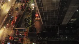 Dinas Pemadam Kebakaran DKI Jakarta menerjunkan 23 mobil pemadam kebakaran ke lokasi kebakaran di Wisma Kosgoro, Jalan MH Thamrin, Jakarta Pusat, Senin (9/3/2015).(Liputan6.com/Faizal Fanani)