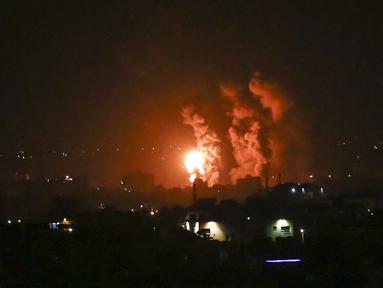 Api dan asap membubung selama serangan udara Israel di Jalur Gaza tengah (21/4/2022). Jet Israel menyerang Gaza dini hari 21 April, beberapa jam setelah gerilyawan di daerah kantong Palestina menembakkan roket ke negara Yahudi itu. (AFP/BASHAR TALEB)
