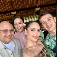 Selebriti Bersama Pasangan saat Hadir di Pernikahan Luna Maya dan Maxime Bouttier. [@claurakiehl]