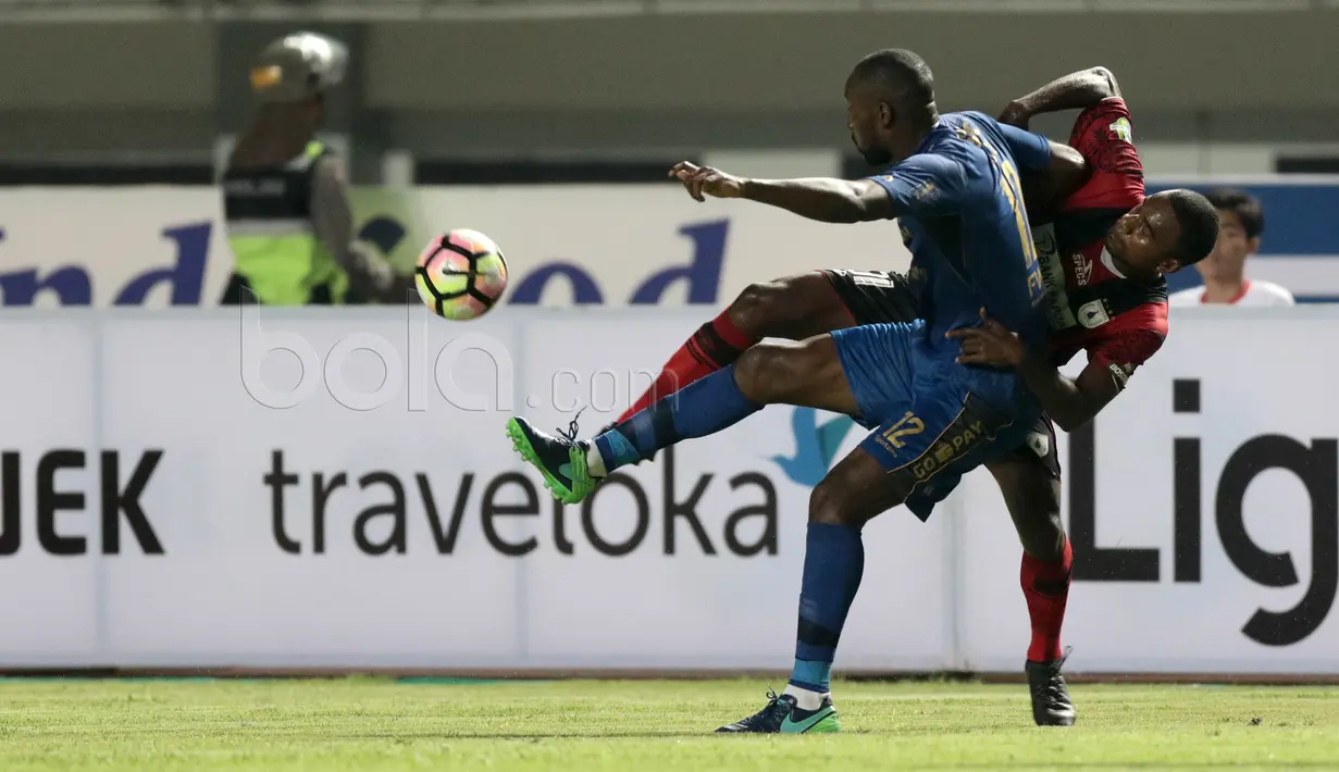 Carlton Cole mencoba merebut bola dari kaki pemain Persipura Jayapura pada laga Liga 1 2017 di Stadion GBLA, Bandung, Minggu (7/5/20170). Persib menang 1-0. (Bola.com/Nicklas Hanoatubun)