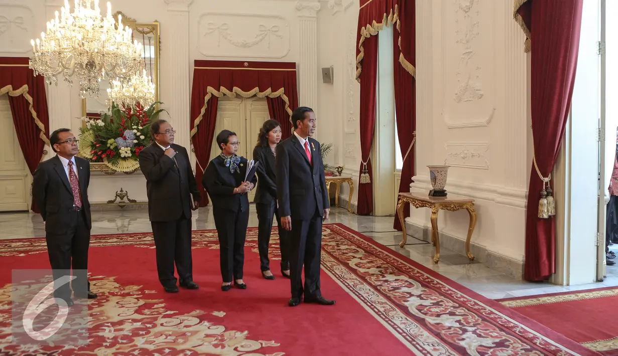 Presiden Joko Widodo menunggu kedatangan Ketua Parlemen Tiongkok Yu Zhengsheng di Istana Merdeka, Jakarta, Senin (27/7/2015). Kedatangan Yu Zhengsheng untuk membahas investasi Tiongkok dan kerja sama di bidang kelautan. (Liputan6.com/Faizal Fanani)