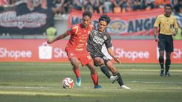 Pemain muda Persija Jakarta, Aditya Warman mencoba mengamankan bola dari rebutan pemain Semen Padang pada laga pekan terakhir BRI Super League 2025/2026 pada Sabtu (23/5) sore WIB. (Bola.com/Abdul Aziz)