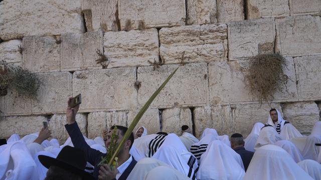 Melihat Umat Yahudi Peringati Hari Raya Sukkot di Tembok Barat
