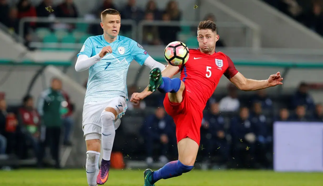 Pemain Inggris, Gary Cahill (kanan), berebut bola dengan pemain Slovenia, Josip Ilicic, pada laga lanjutan Grup F Kualifikasi Piala Dunia 2018 zona Eropa, di Stadion Stozice, Ljubljana, Rabu (12/10/2016) dini hari WIB. (Reuters/Srdjan Zivulovic)