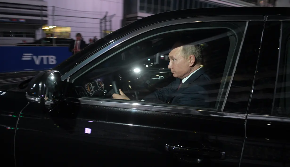 Presiden Rusia Vladimir Putin (kanan) mengendarai limosin Aurus saat menemani Presiden Mesir Abdel Fattah el-Sisi melihat sirkuit F1 Sochi, Rusia, Rabu (17/10). (Alexei Druzhinin/Sputnik/AFP)