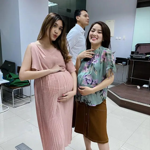 6 Potret Kebersamaan Rosiana Dewi dengan Pemain Suci dalam Cinta, Kompak Banget