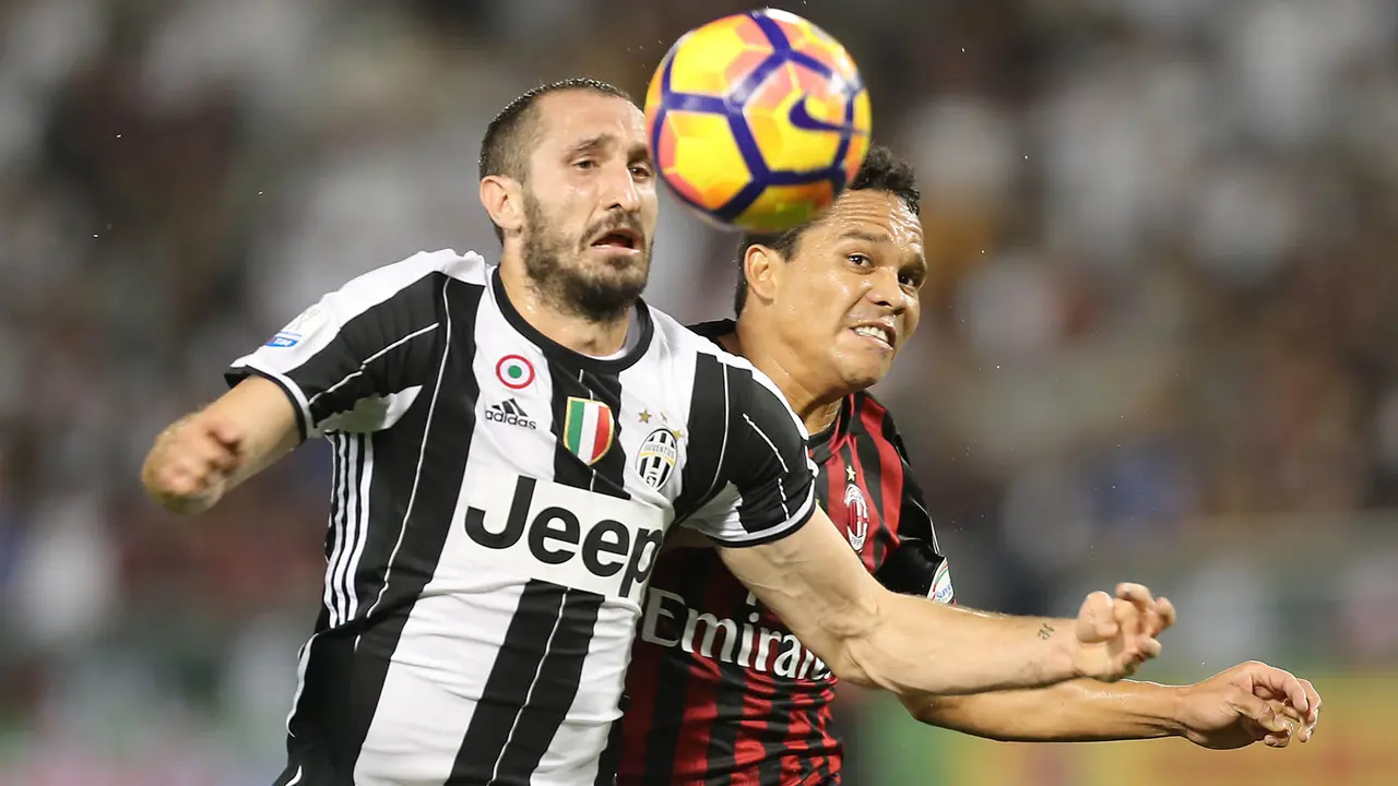 Bek Juventus, Giorgio Chiellini, berduel dengan striker AC Milan, Carlos Bacca, pada laga Piala Super Italia 2016, beberapa bulan lalu. Chiellini mengaku mendukung AC Milan ketika masih kecil.