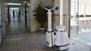 Sebuah robot disinfektan beroperasi di gedung Sekolah Menengah No. 166 di Beijing, ibu kota China, (11/5/2020). Beijing pada Senin (11/5) memulai kembali kegiatan belajar di kelas untuk siswa tingkat akhir di seluruh sekolah menengah pertama seiring meredanya dampak Covid-19. (Xinhua/Peng Ziyang)