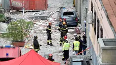 Petugas pemadam kebakaran berada di lokasi robohnya sebuah rumah susun di Milan, Italia, Minggu (12/6) waktu setempat. Tiga orang yang tinggal di bangunan itu tewas akibat ledakan yang berasal dari lantai tiga bangunan tersebut. (REUTERS/Flavio Lo Scalzo)