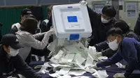 Pemilu Korsel di Tengah Pandemi: Petugas menghitung surat suara di sebuah tempat pemungutan suara (TPS) di Seoul, Korea Selatan, Rabu (15/4/2020). Korea Selatan tetap menggelar Pemilu Parlemen di tengah pandemi virus corona COVID-19. (Xinhua/Lee Sang-ho)