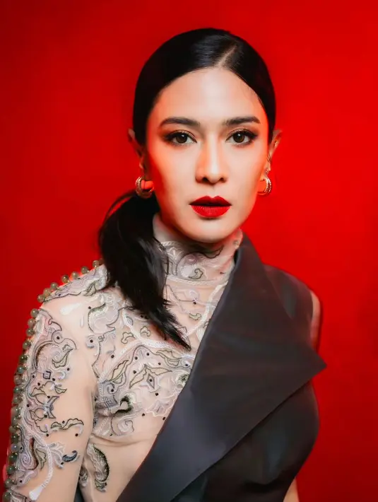 Potret memesona Dian Sastrowardoyo dibalut outfit keren dengan makeup bold dan clean, serta pulasan lipstik merah. [Foto: Instagram/therealdisastr]